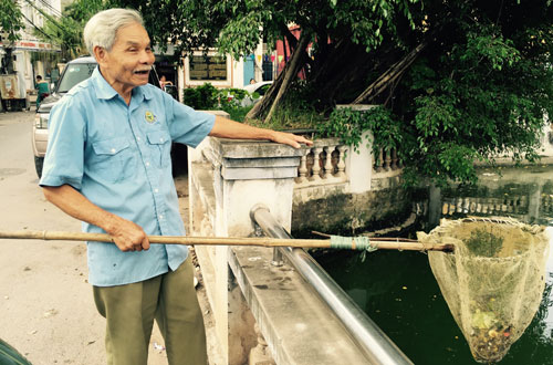 Cụ ông hơn 80 tuổi nhưng vẫn gắn bó với việc gom rác giữ gìn môi trường (20/3/2017)