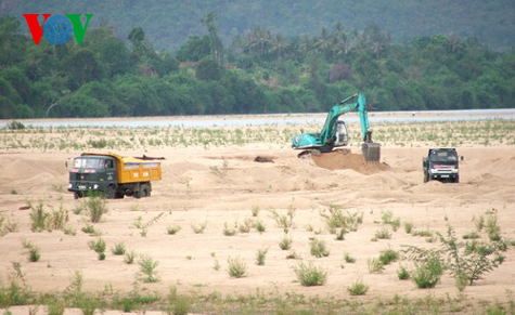 Loạn khai thác cát ở nhiều địa phương - Sai phạm nhiều, giải quyết không được bao nhiêu (30/3/2017)