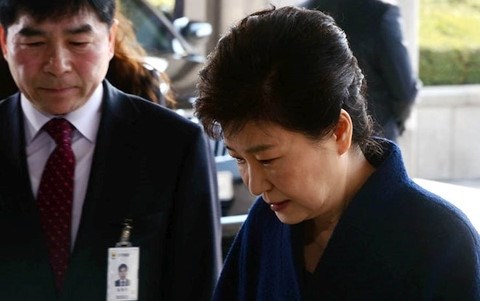 Tòa án quận trung tâm Seoul chính thức phê chuẩn lệnh bắt giữ cựu Tổng thống Hàn Quốc Park Geun-hye với một loạt cáo buộc như hối lộ, lạm quyền và tiết lộ bí mật của chính phủ (Thời sự sáng 31/3/2017)