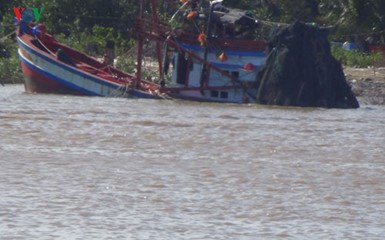 Tại Bạc Liêu xảy ra vụ chìm tàu nghiêm trọng khiến 2 người tử vong và 12 người nhập viện (Thời sự chiều 6/4/2017)