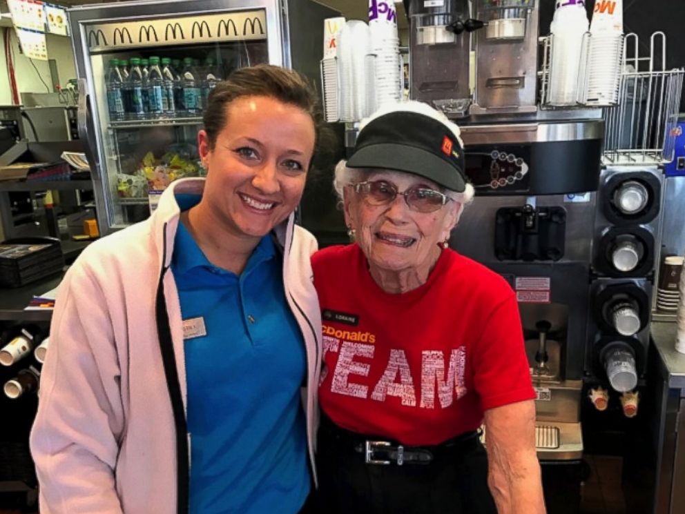 Cụ bà Loraine Maurer - nhân viên bán hàng 94 tuổi gắn bó với McDonald's trong gần nửa thế kỷ (13/4/2017)