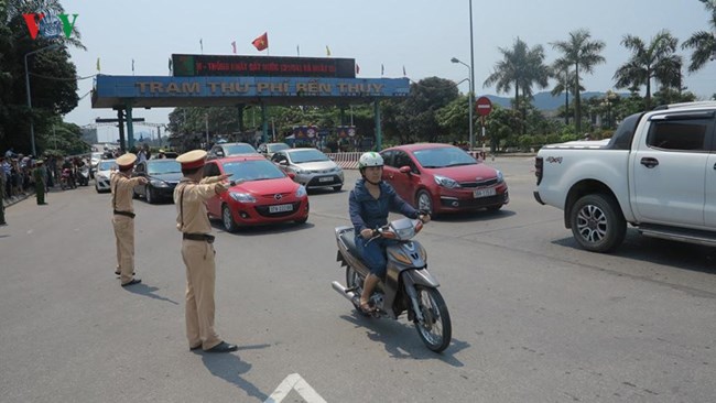 Người dân tại khu vực cầu Bến Thủy 1 và Bến Thủy 2 lại vây cầu bằng tiền lẻ, trạm thu phí phải mở cửa tự do (Thời sự chiều 9/4/2017)