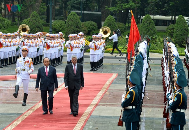 Thủ tướng Nguyễn Xuân Phúc chủ trì lễ đón Thủ tướng Sri Lanka Ranil Wickremesinghe và phu nhân thăm chính thức Việt Nam từ ngày 16 - 19/4 (Thời sự trưa 17/4/2017)