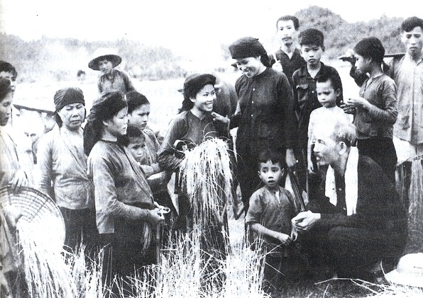 Sự quan tâm của Bác Hồ đối với nông nghiệp, nông dân, nông thôn và tình cảm của bà con nông dân đối với Bác (19/5/2017)