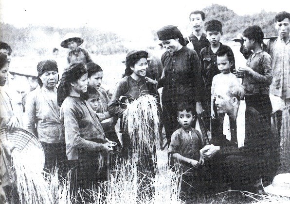 Sự quan tâm của Bác Hồ đối với nông nghiệp, nông dân, nông thôn và tình cảm của bà con nông dân đối với Bác (19/5/2017)