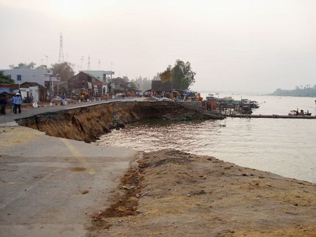 Khai thác và xuất khẩu tài nguyên cát vẫn diễn ra khiến Đồng bằng sông Cửu Long đứng trước nguy cơ ngày càng sạt lở nghiêm trọng.(10/5/2017)