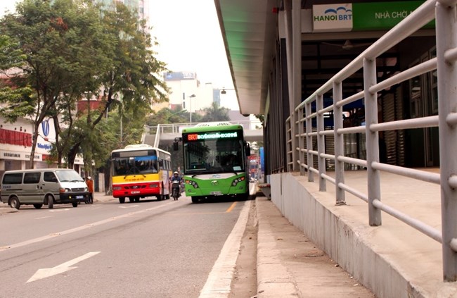 Từ tháng 6 tới, các tuyến xe bus thông thường sẽ được đi chung đường với buýt nhanh BRT (Thời sự sáng 10/5/2017)