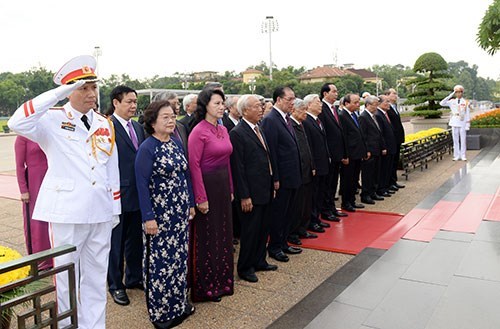 Lãnh đạo Đảng Nhà nước vào lăng viếng Chủ tịch Hồ Chí Minh nhân kỷ niệm 127 năm ngày sinh của Người  (Thời sự trưa 18/5/2017)