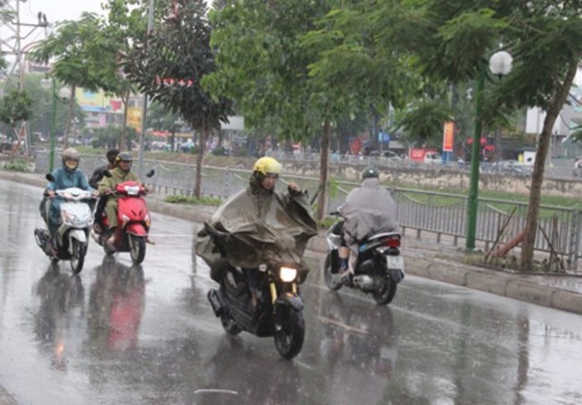 Sau 5 ngày nắng nóng đỉnh điểm, chiều nay Thủ đô Hà Nội và nhiều tỉnh phía Bắc đã xuất hiện mưa rào (Thời sự chiều 06/6/2017)