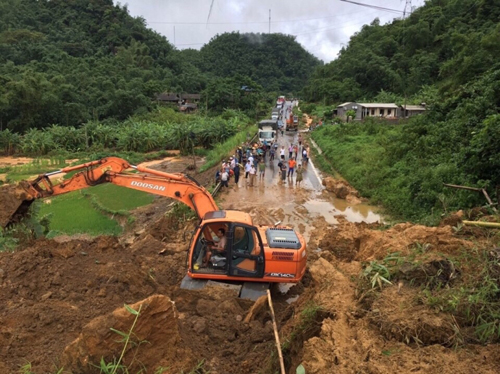 Mưa lũ gây nhiều thiệt hại tại các tỉnh vùng núi phía Bắc và dự báo vẫn đang có diễn biến phức tạp (Thời sự trưa 30/6/2017)