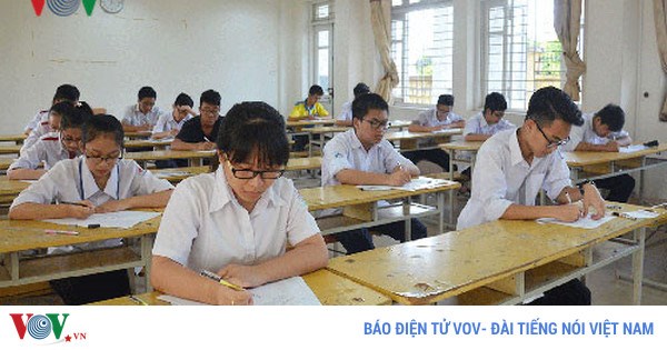 Hơn 76 nghìn thí sinh của Hà Nội hoàn thành kỳ thi vào lớp 10 trung học phổ thông công lập với hai môn thi Ngữ văn và Toán (Thời sự chiều 9/6/2017)