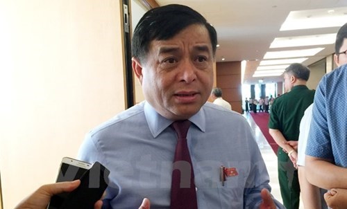 Bộ trưởng Bộ Kế hoạch và đầu tư Nguyễn Chí Dũng trả lời báo chí về mở rộng sân bay Tân Sơn Nhất (13/6/2017)