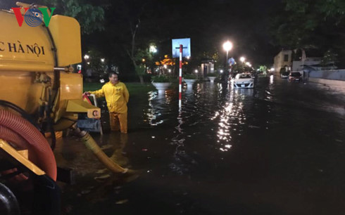 Hà Nội, nhiều tuyến đường đã ngập sâu sau cơn mưa lớn chiều tối nay (Thời sự đêm 19/6/2017)