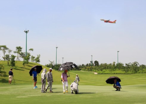 Sân golf trong sân bay Tân Sơn Nhất: Sân bay chật hẹp, sân golf rộng rãi (8/6/2017)