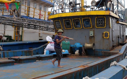 Tàu cá vỏ thép hư hỏng phải nằm bờ vì một số cơ quan liên quan trục lợi chính sách, làm ăn gian dối (12/6/2017)