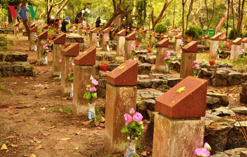 Thăm nghĩa trang Hàng Dương, huyện Côn Đảo, tỉnh Bà Rịa – Vũng Tàu gặp những người lặng thầm làm công việc tri ân liệt sĩ (22/7/2017)