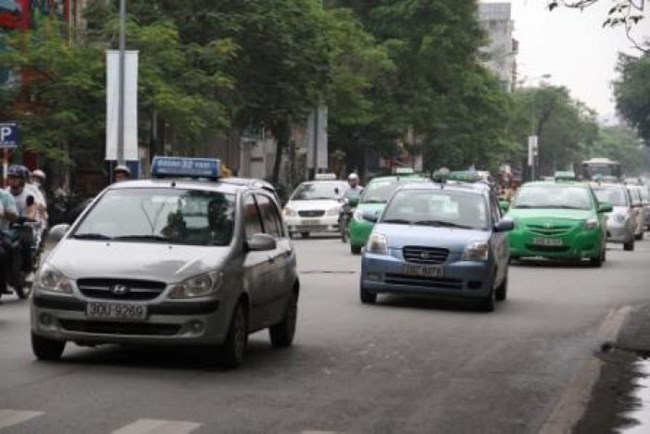 Bộ Tài chính khẳng định, taxi truyền thống không chịu nhiều loại thuế, phí cao hơn các hãng taxi công nghệ (Thời sự trưa 15/7/2017)