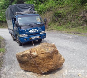 An toàn về nhà: Bác tài dùng xe của mình kéo khối đá nằm giữa đường tránh tai nạn (13/7/2017)