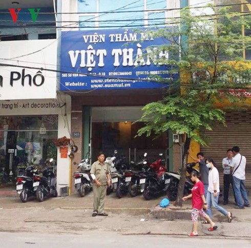 Thành phố Hồ Chí Minh đình chỉ hoạt động thẩm mỹ viện Việt Thành liên quan đến vụ người đàn ông quốc tịch Mỹ tử vong sau phẫu thuật (Thời sự đêm 20/7/2017)