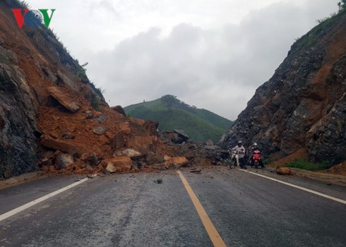 Mưa to kéo dài liên tục trên diện rộng những ngày qua, gây nhiều thiệt hại về tài sản và hoa màu cho các tỉnh phía Bắc (Thời sự đêm 2/7/2017)