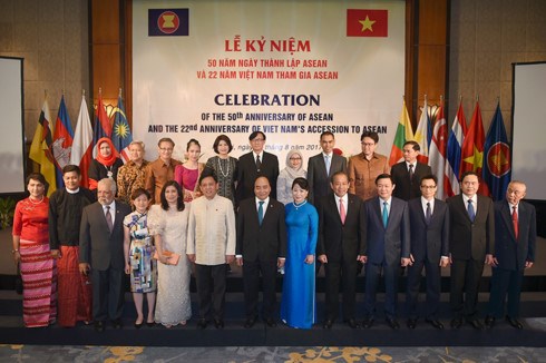 Thủ tướng Nguyễn Xuân Phúc và Phu nhân chủ trì Lễ kỷ niệm 50 năm Ngày thành lập ASEAN  (Thời sự đêm 8/8/2017)