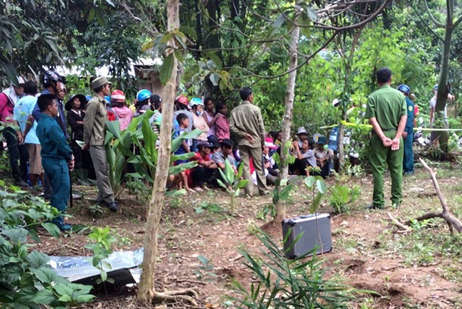 Nổ lớn tại huyện miền núi Khánh Sơn, tỉnh Khánh Hòa làm 6 người tử vong và 1 người bị thương nặng do cưa đầu đạn (Thời sự chiều 18/8/2017)