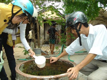 Trước việc bệnh sốt xuất huyết có chiều hướng gia tăng nhanh, Sở Y tế Hà Nội đã yêu cầu tất cả quận, huyện thành lập các đội xung kích diệt bọ gậy (Thời sự đêm 5/8/2017)