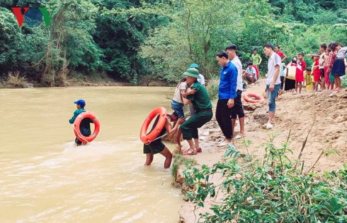 Thầy trò vùng lũ Điện Biên khắc phục khó khăn tựu trường (24/8/2017)