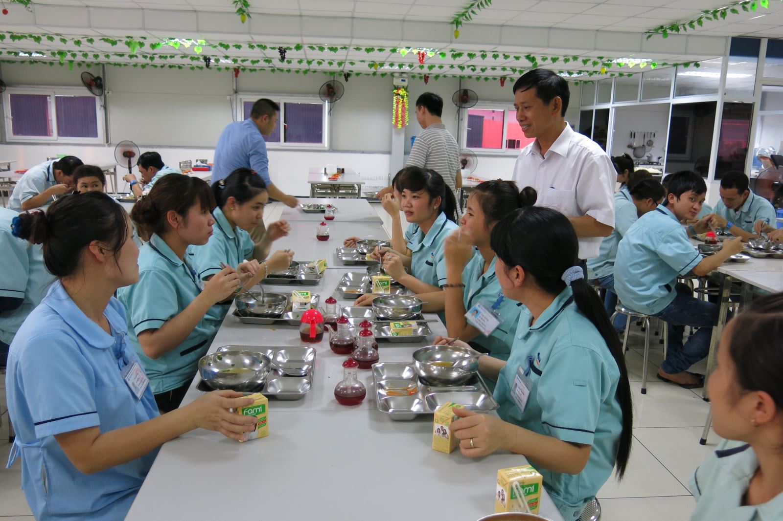 Cải thiện bữa ăn giữa ca- giúp người lao động gắn kết với doanh nghiệp  (02/9/2017)