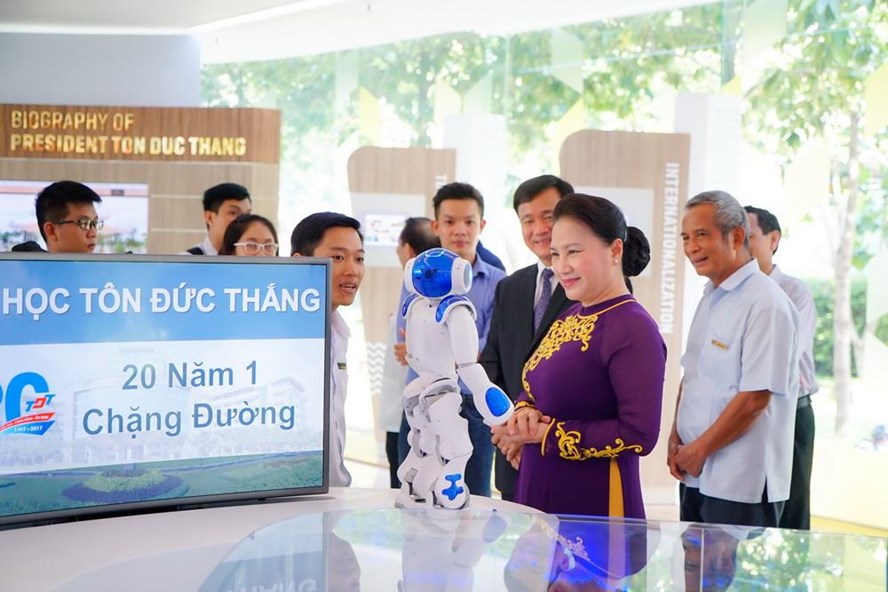 Chủ tịch Quốc hội Nguyễn Thị Kim Ngân làm việc với trường Đại học Tôn Đức Thắng   (Thời sự đêm 05/9/2017)