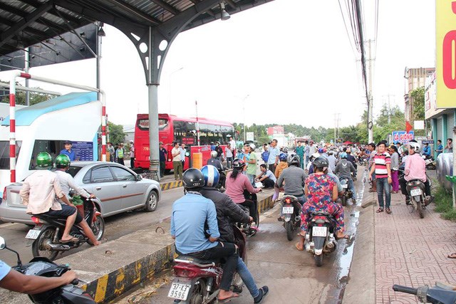 Lần thứ ba xảy ra sự cố ùn tắc nghiêm trọng tại trạm thu phí BOT tuyến tránh Biên Hòa, tỉnh Đồng Nai khi nhiều tài xế trả phí bằng tiền lẻ (Thời sự đêm 15/9/2017)