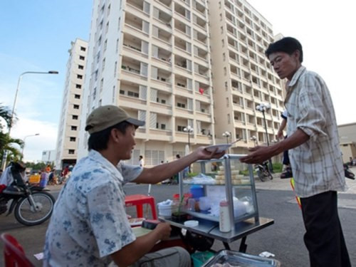 Hiệp hội Bất động sản thành phố Hồ Chí Minh cho rằng giá nhà ở Việt Nam hiện cao gấp 25 lần thu nhập bình quân của lao động hiện nay (Thời sự đêm 8/9/2017)