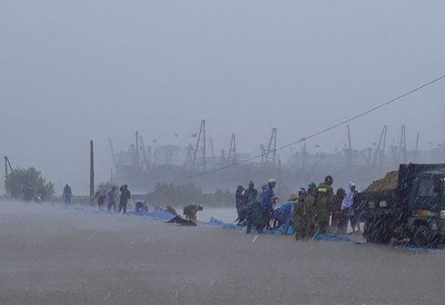 Thủ tướng Nguyễn Xuân Phúc đã kết thúc sớm chuyến công tác tại các tỉnh phía Nam để trực tiếp thị sát tình hình thiệt hại và khắc phục hậu quả do bão số 10 gây ra tại các tỉnh miền Trung (Thời sự chiều 15/9/2017)