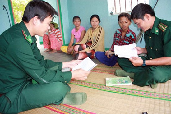 Bộ đội biên phòng tỉnh Gia Lai và Hà Giang: Chung tay hỗ trợ nâng bước học sinh đến trường (20/1/2018)