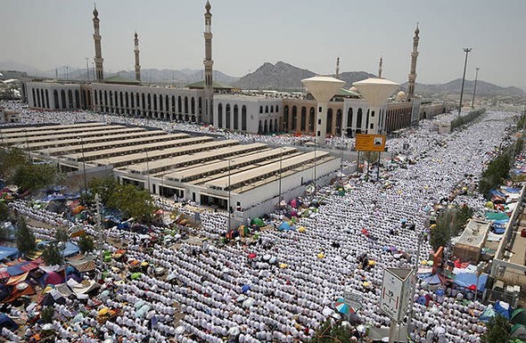 Hành hương về thánh địa Mecca: Cuộc hành trình đặc biệt của người Hồi giáo  (09/01/2018)
