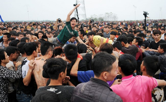 Bộ Văn hóa, Thể thao và Du lịch yêu cầu các địa phương không cấp phép tổ chức lễ hội có nội dung kích động bạo lực (Thời sự chiều 20/1/2018)