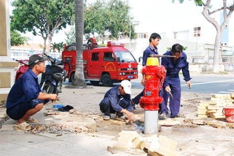 Hàng trăm trụ bơm nước cứu hỏa trên địa bàn Thành phố Hồ Chí Minh bị tê liệt hoàn toàn, không thể cấp nước cho chữa cháy, đe dọa tới việc triển khai phương án chữa cháy mỗi khi xảy ra sự cố cháy nổ (Thời sự sáng 26/1/2018)