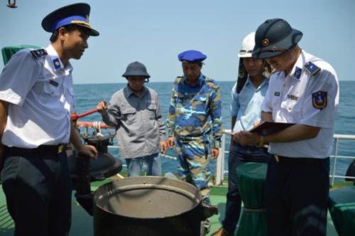 Công việc của những người lính trên mặt trận phòng chống tội phạm, gian lận thương mại trên biển (15/1/2018)