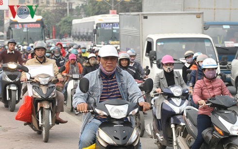Kết thúc kỳ nghỉ Tết duơng lịch, nguời dân đổ về các thành phố lớn như Hà Nội và Thành phố Hồ Chí Minh khiến các tuyến đuờng cửa ngõ xảy ra ùn tắc kéo dài (Thời sự đêm 1/1/2018)
