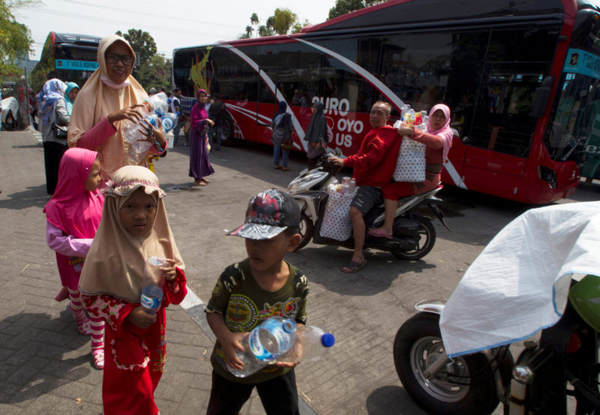 Đổi chai nhựa lấy vé xe buýt ở Indonesia (26/10/2018)
