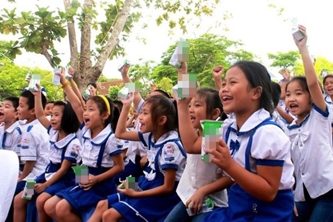 Dư luận băn khoăn về tính hiệu quả của đề án sữa học đường (9/10/2018)