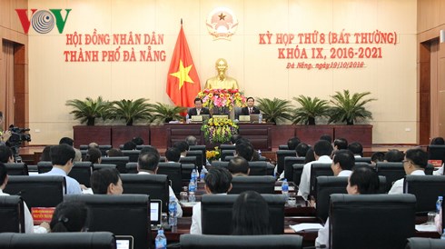 Hội đồng nhân dân thành phố Đà Nẵng biểu quyết thông qua tờ trình đề nghị thu hồi 16 dự án với tổng diện tích hơn 120 héc ta, trong đó có dự án của Phan Văn Anh Vũ (Thời sự sáng 20/10/2018)