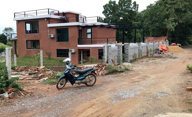 Tạm đình chỉ công tác Chủ tịch Uỷ ban nhân dân xã Minh Phú (Sóc Sơn- Hà Nội) do liên quan đến vi phạm trật tự xây dựng trên đất rừng, đồng thời trong tháng 11 sẽ cưỡng chế 18 công trình vi phạm.