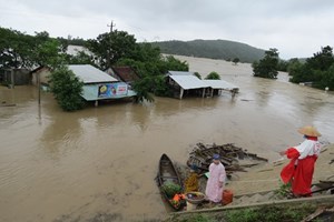 Bão số 8 suy yếu thành áp thấp nhiệt đới, hướng vào các tỉnh từ Ninh Thuận đến Bà Rịa – Vũng Tàu, dự báo gây mưa lớn, dù Nam Bộ đã vào mùa khô (Thời sự sáng 18/11/2018)