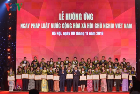 Lễ mít tinh hưởng ứng Ngày Pháp luật nước Cộng hòa Xã hội chủ nghĩa Việt Nam diễn ra tối nay tại Hà Nội (Thời sự đêm 9/11/2018)