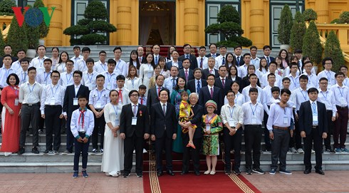 Tổng Bí thư, Chủ tịch nước Nguyễn Phú Trọng gặp mặt thân mật Đoàn học sinh, sinh viên tiêu biểu, xuất sắc (Thời sự chiều 3/11/2018)