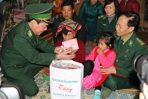 Bộ đội Biên phòng chung tay chăm lo Tết cho người dân vùng biên giới  (01/02/2018)
