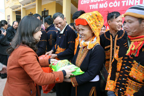 Chăm lo Tết cho nhân dân vùng biên giới  (06/02/2018)