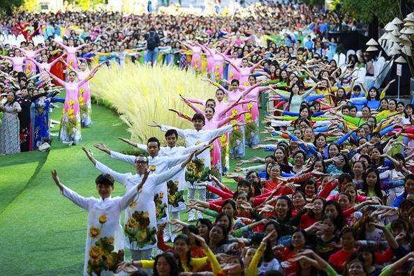 Hơn 3.000 tà áo dài tung bay rực rỡ trong màn đồng diễn áo dài tại phố đi bộ Nguyễn Huệ  (Thời sự trưa 04/03/2017)   