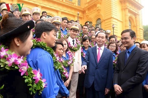 Chủ tịch nước Trần Đại Quang gặp mặt cán bộ Đoàn xuất sắc tiêu biểu nhận Giải thưởng Lý Tự Trọng năm 2018 (Thời sự trưa 26/3/2018)